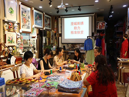 澄城刺繡助力精準扶貧|新聞動态-陝西匠心藝品非物(wù)質文化遺産傳承有限公司官網